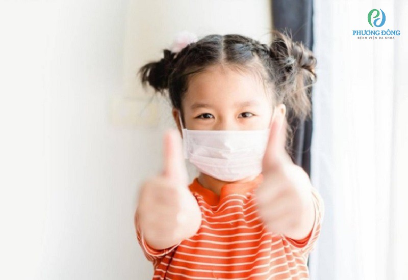 Đeo khẩu trang cho trẻ để hạn chế nguy cơ mắc các bệnh lây nhiễm qua đường hô hấp