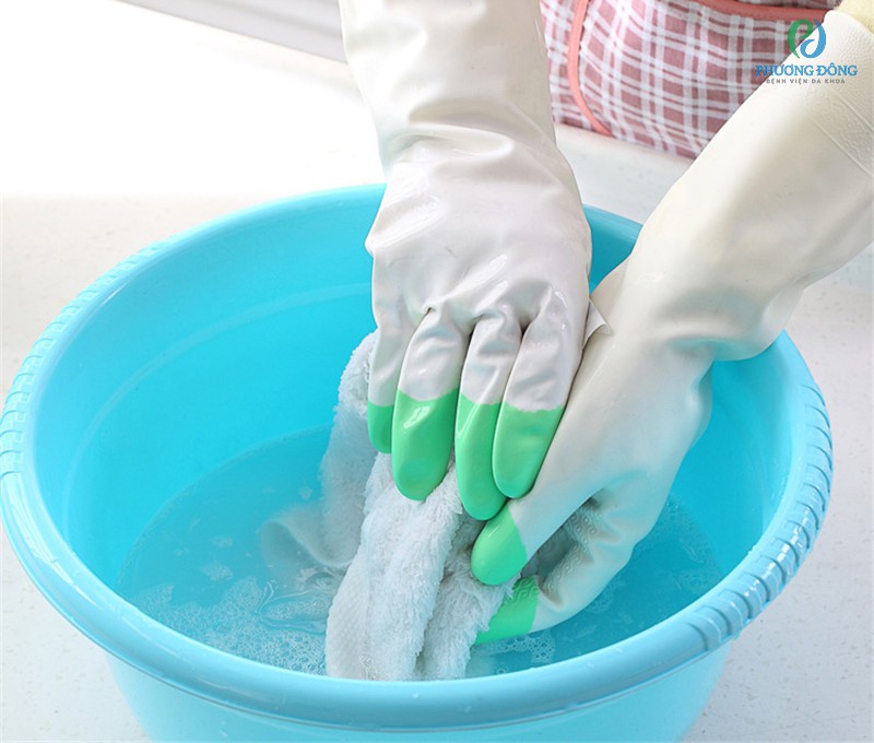 Đeo găng tay khi sử dụng chất tẩy rửa để tránh gây kích ứng đến da