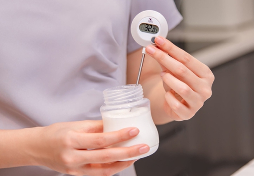 Nhiệt độ nước pha sữa công thức cho trẻ sơ sinh