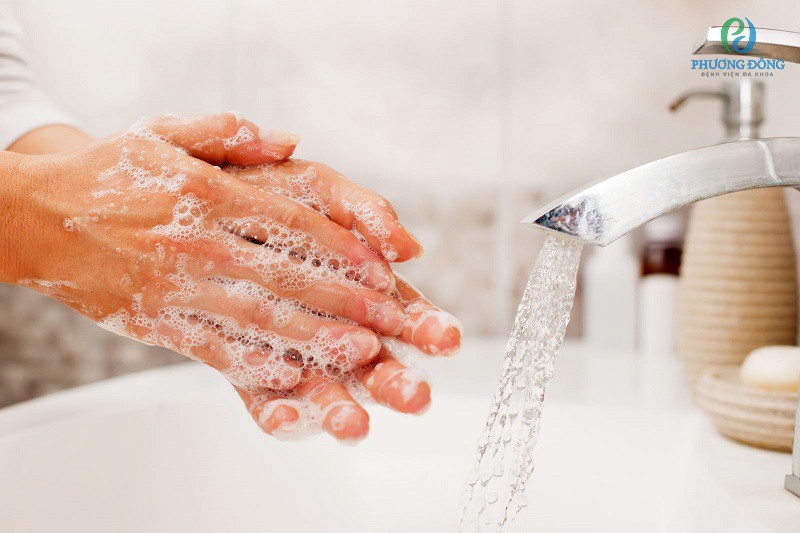 Quy rửa tay bằng xà phòng sau khi đi vệ sinh để phòng ngừa bệnh về ký sinh trùng