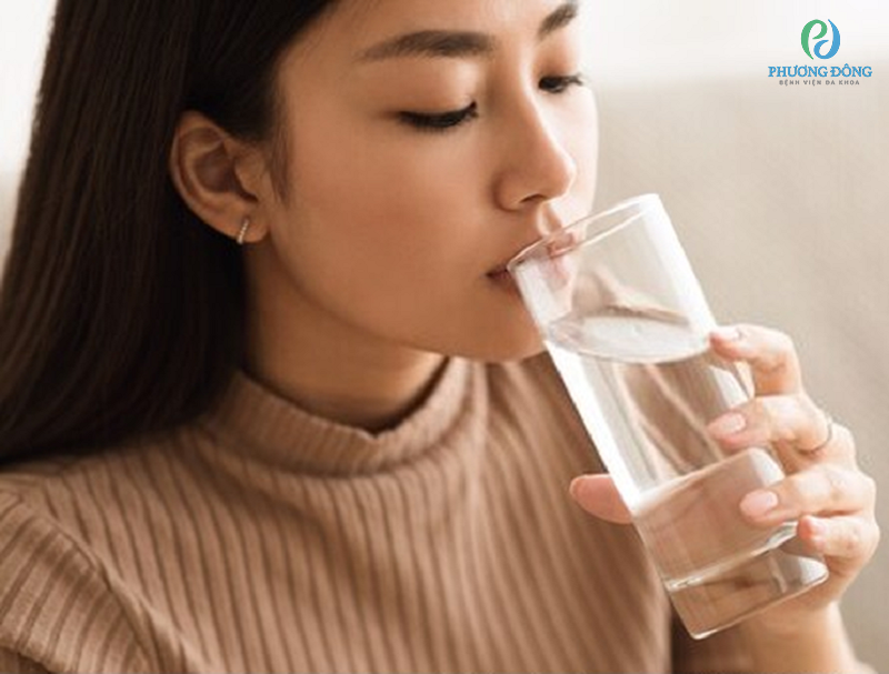 Sau sinh nên uống khoảng 10-12 cốc nước mỗi ngày