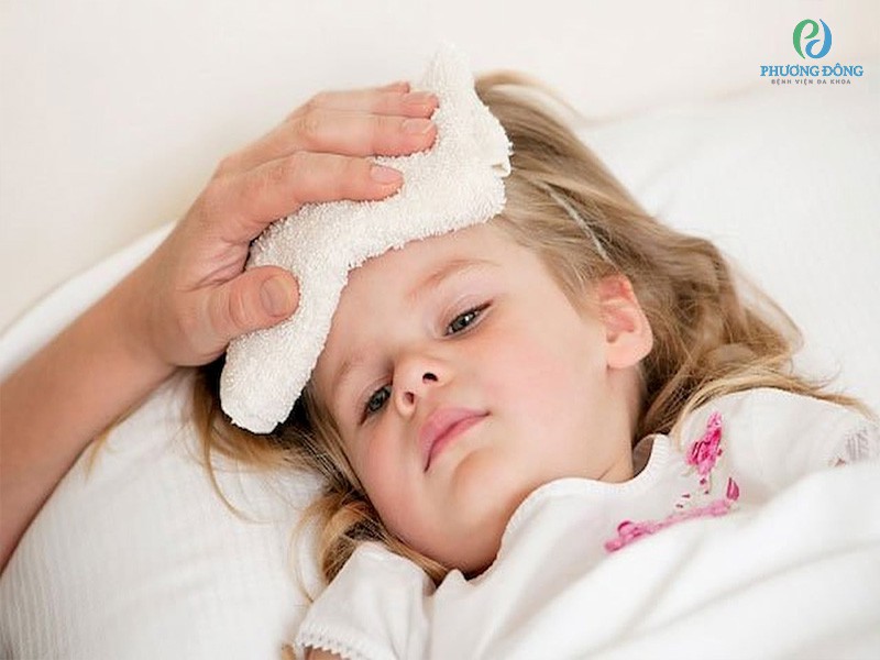 Làm mát cho trẻ bằng khăn ẩm khi trẻ bị sốt để thân nhiệt trẻ giảm