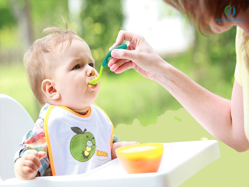 Trẻ cần ăn đầy đủ chất và xay nhuyễn đồ ăn để giúp dễ tiêu hóa nhanh hồi phục