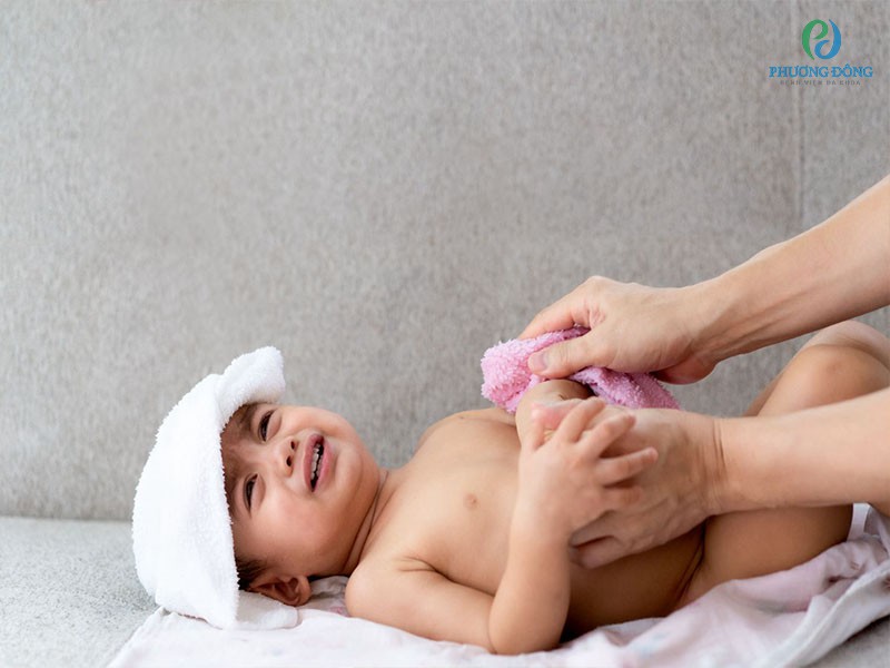 Chườm ấm và lau người thường xuyên giúp trẻ hạ sốt nhanh hơn