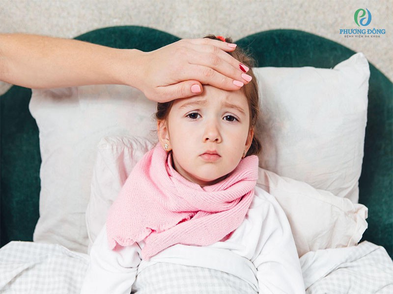 Trẻ bị sốt nhưng không ho sổ mũi thì mặc nhiều áo sẽ làm tình trạng sốt nặng hơn
