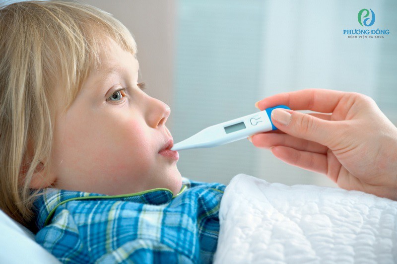 Trẻ bị sốt tiêu chảy phụ huynh cần làm gì tại nhà