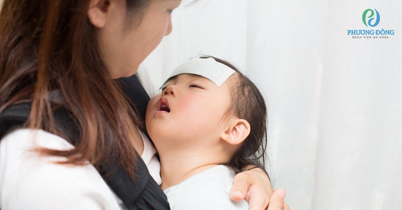 Trẻ bị sốt tiêu chảy có hiện tượng vật vã, ngủ li bì khó đánh thức
