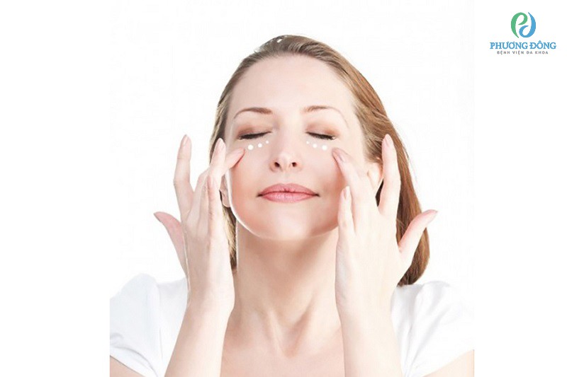 Massage mắt là một phương pháp tuyệt vời có thể giảm tình trạng khô mỏi mắt