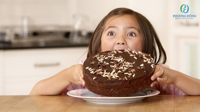 ăn nhiều đồ ngọt cũng khiến trẻ 3 tuổi đi ngoài nhiều lần trong ngày