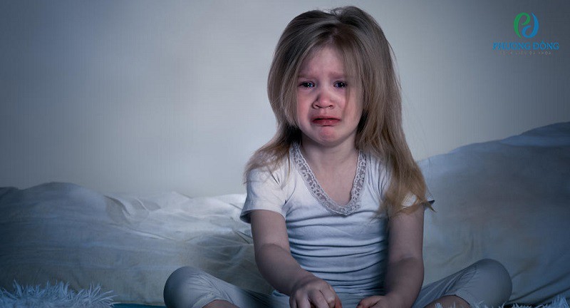 Trẻ khóc đêm kéo dài có thể là biểu hiện của bệnh lý