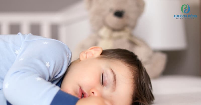 Tạo không gian ngủ lý tưởng và loại bỏ các tác động bên ngoài để trẻ ngủ sâu giấc