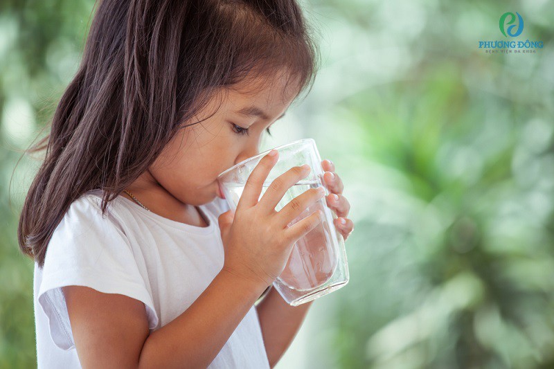 Cho trẻ uống nhiều nước, không nhịn tiểu và thay bỉm thường xuyên để phòng tránh viêm đường tiết niệu