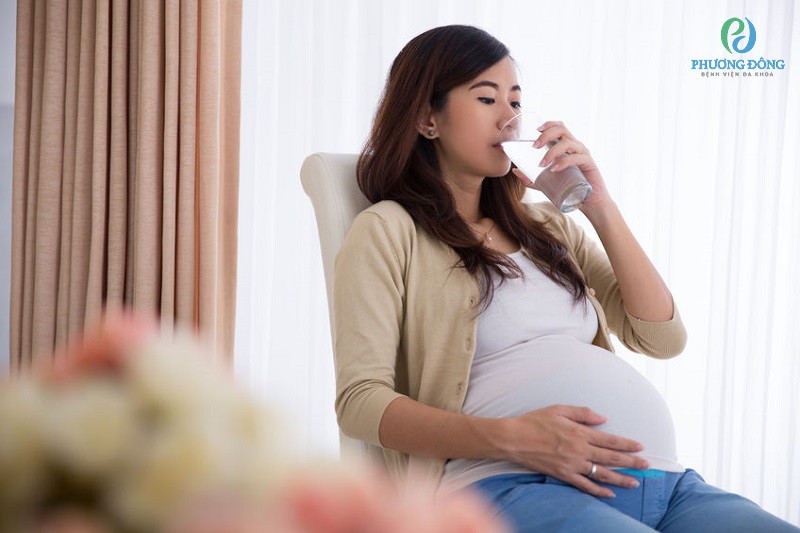 Mẹ bầu nên uống nhiều nước và đi tiểu thường xuyên