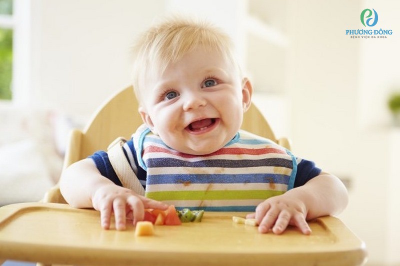 Chế độ ăn cho bé 10 tháng đang được rất nhiều cha mẹ quan tâm