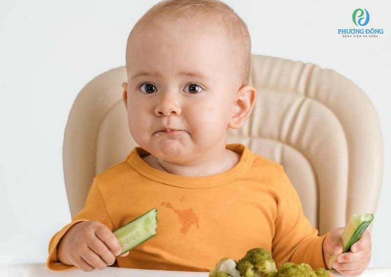 Mẹ không nên cho bé ăn những thực phẩm to, khó nhai