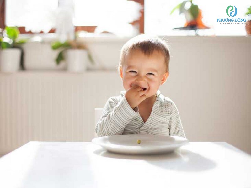 Cần đảm bảo nguồn dinh dưỡng trong chế độ ăn của bé 10 tháng tuổi