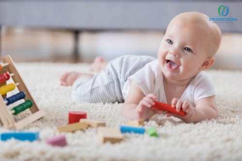 Giải đáp thắc mắc cho ba mẹ - Bé 10 tháng biết làm gì?