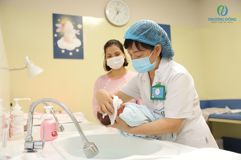 Y tá Bệnh viện Đa khoa Phương Đông hướng dẫn mẹ cách tắm gội cho con đúng cách