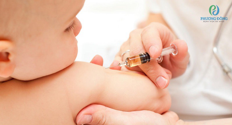Cho trẻ tiêm vắc xin đúng liều, đúng lịch giúp bảo vệ trẻ khỏi các bệnh truyền nhiễm sau này