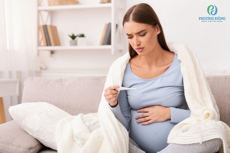 Khi bắt đầu mang thai, do tác động của hormone progesterone nên nhiệt độ cơ thể mẹ bầu thường sẽ tăng nhẹ