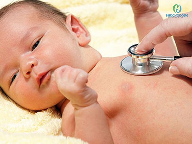Có những yếu tố nào tăng nguy cơ em bé bị nhiễm trùng sau sinh?
