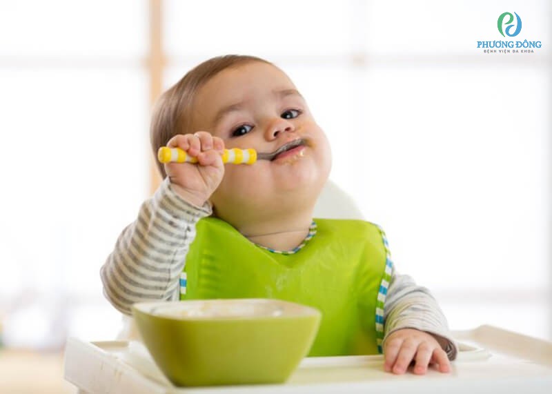 Cho trẻ ăn đủ các nhóm chất để bữa ăn dặm hoàn chỉnh và giàu dưỡng chất