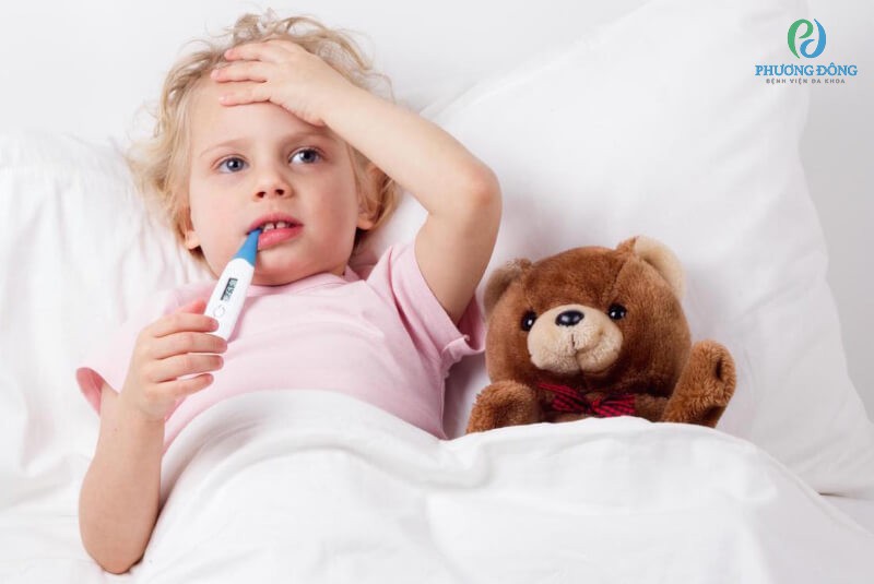 Trẻ sốt không do nhiễm trùng nhanh chóng hạ sốt với các biện pháp chăm sóc thông thường