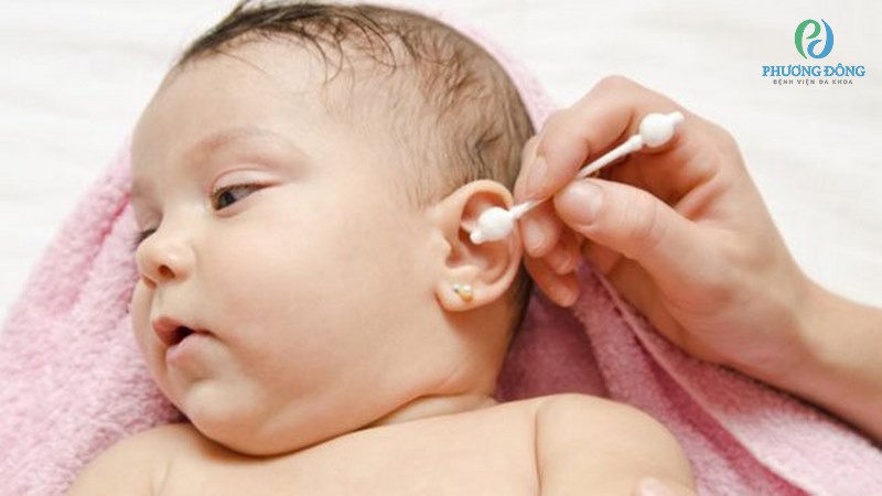 Cần làm sạch tai con khi phát hiện bé bị sưng vành tai do tác động bên ngoài