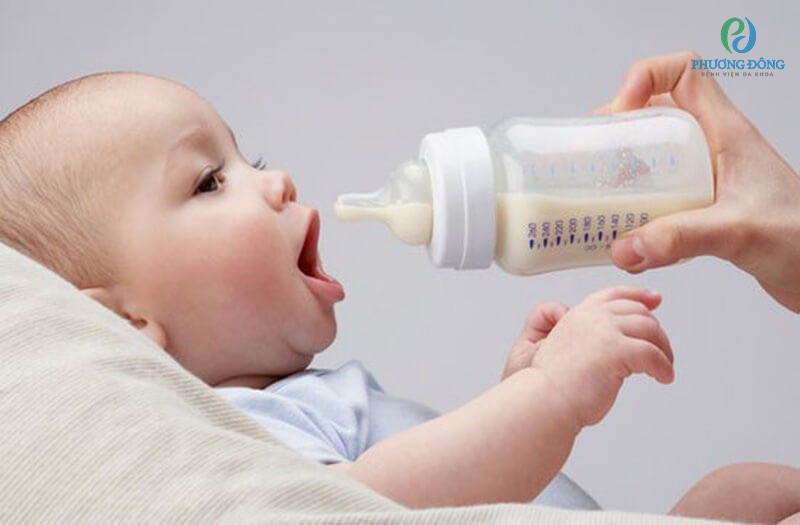 Cho trẻ bú sữa đủ cữ và ăn dặm đủ dưỡng chất để bổ sung canxi và vitamin D