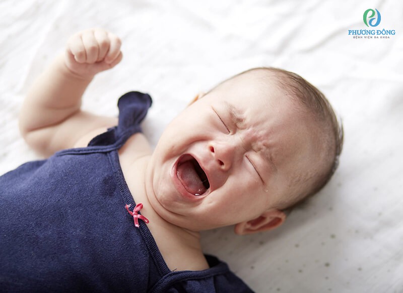 Trong giai đoạn ủ bệnh, trẻ quấy khóc mệt mỏi và bắt đầu xuất hiện các nốt ban