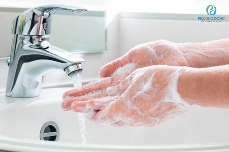 Trẻ và người chăm sóc trẻ cần rửa tay xà phòng thường xuyên
