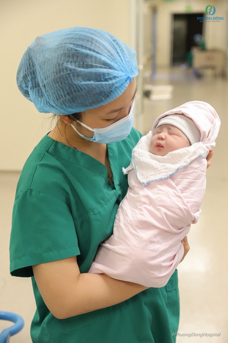 Cần đưa trẻ sơ sinh bị ho đến viện khi trẻ có kèm các triệu chứng nặng và kéo dài