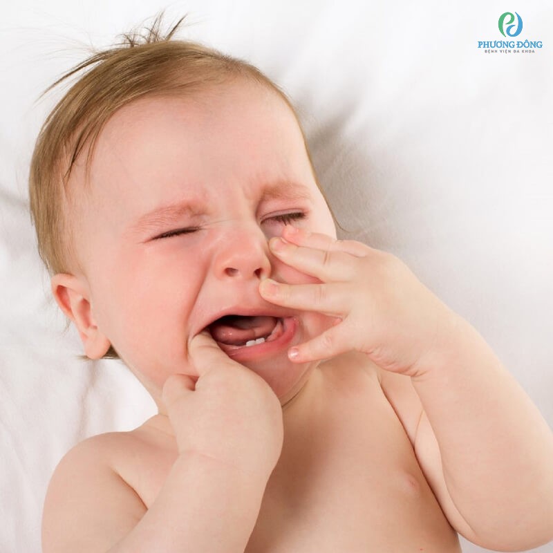Trẻ sốt cao kèm tiêu chảy, quấy khóc hoặc ngủ li bì cần nhanh chóng đưa đi khám