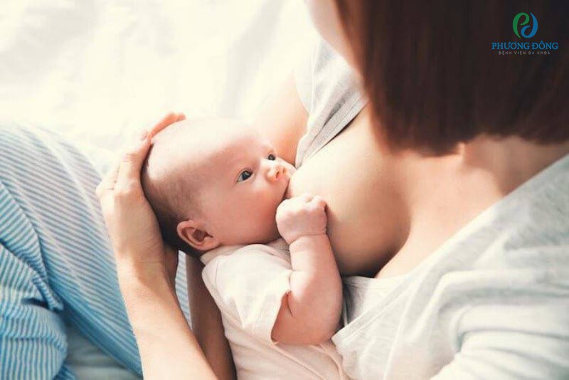 Cho trẻ bú mẹ đều các cữ trong ngày giúp kích thích tuyến vú tiết sữa.