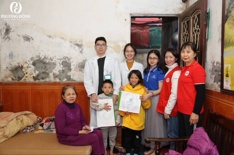Cán bộ Bệnh viện Đa khoa Phương Đông thăm và tặng quà tết cho gia đình có hoàn cảnh đặc biệt khó khăn Phường Cổ Nhuế