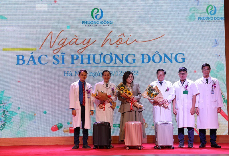 Ban Giám đốc BVĐK Phương Đông nhận hoa tri ân