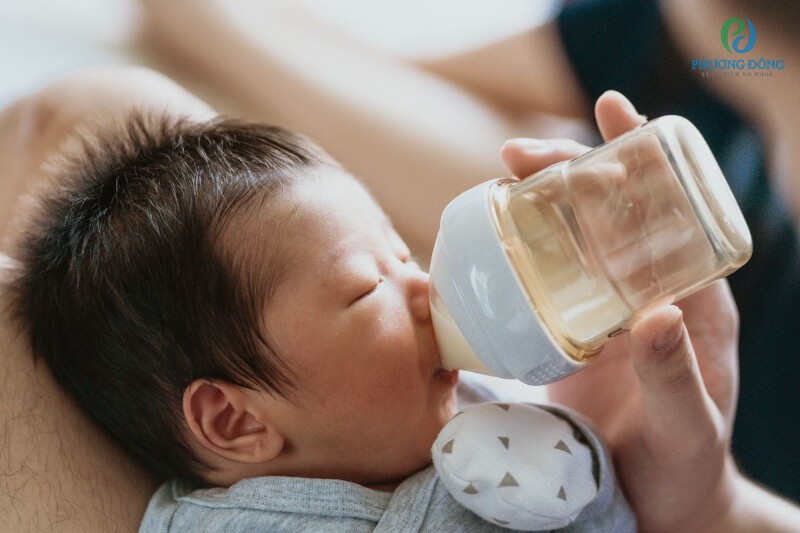 Trẻ nên bú sữa ngoài trong trường hợp mẹ mắc bệnh lý.
