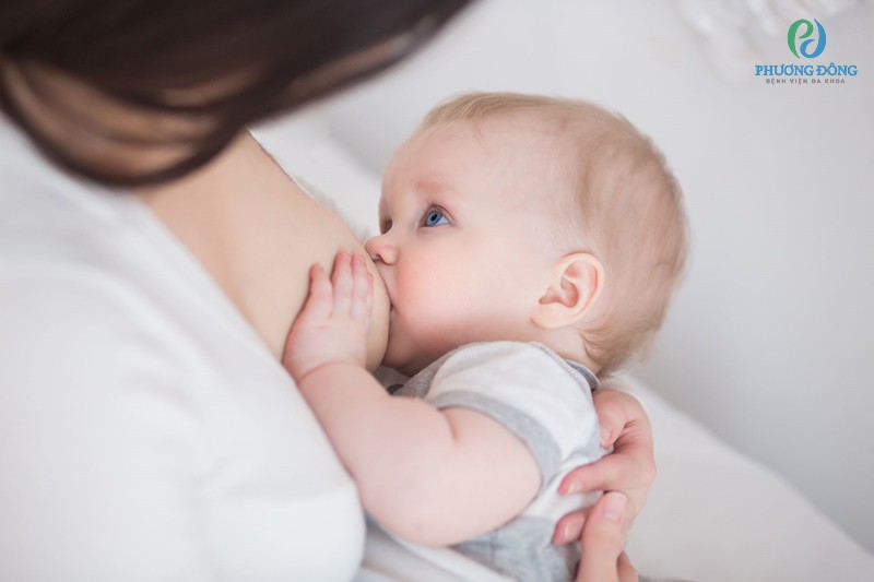 Nên cho trẻ bú sớm trong 1-2 giờ đồng hồ sau sinh là tốt nhất.
