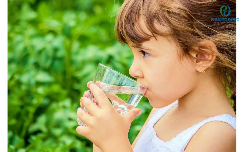 Cho trẻ uống nhiều nước trong thời gian bị cúm