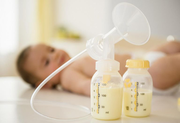 Phương pháp hút sữa được nhiều mẹ lựa chọn nhằm duy trì thời gian con bú sữa mẹ lâu hơn.