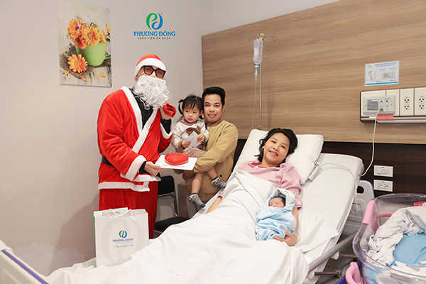 Ông già Noel đến từng phòng nội trú sau sinh tặng quà cho bé.