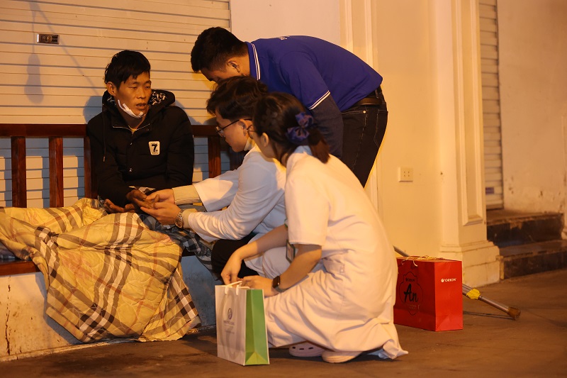 Bệnh viện Phương Đông tặng quà cho người vô gia cư tại Hà Nội