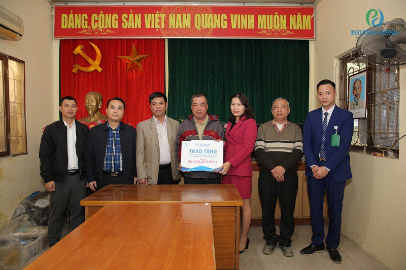 Bà Phùng Thị Nhung - Phó TGĐ BVĐK Phương Đông trao tặng chứng nhận tài trợ cho Tổ trường tổ dân phố