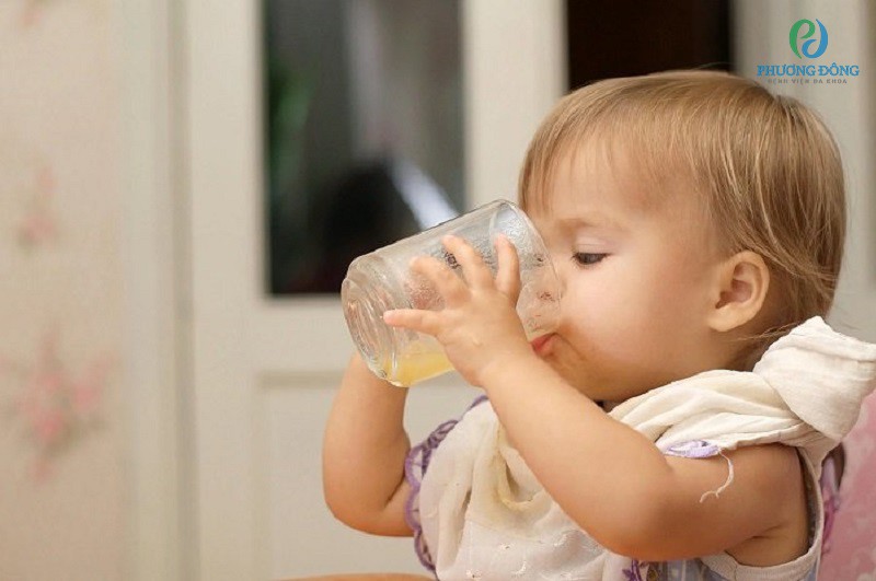 Tập cho trẻ uống nước bằng ly để tránh ảnh hưởng đến khung răng