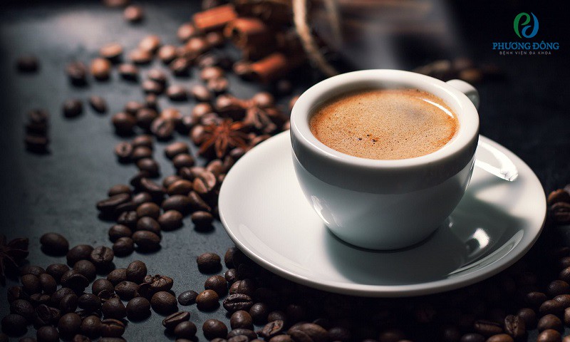 Cà phê có chứa caffeine có thể khiến bàng quang bị kích thích không tốt cho bệnh