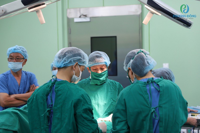 Phẫu thuật loại bỏ vùng viêm ống dẫn trứng tại BVĐK Phương Đông