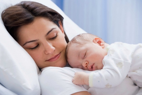 Tranh thủ ngủ nhiều sau khi sinh để hồi phục cơ thể