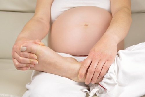 Cách giảm phù chân khi mang thai hiệu quả cho mẹ bầu
