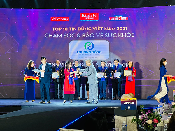 Đại diện báo Kinh tế Việt Nam trao bằng khen và cúp cho bệnh viện Phương Đông.