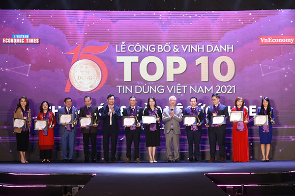 Đại diện bệnh viện Phương Đông lên nhận giải cùng các đơn vị bạn tại chương trình Tin Dùng Việt Nam.